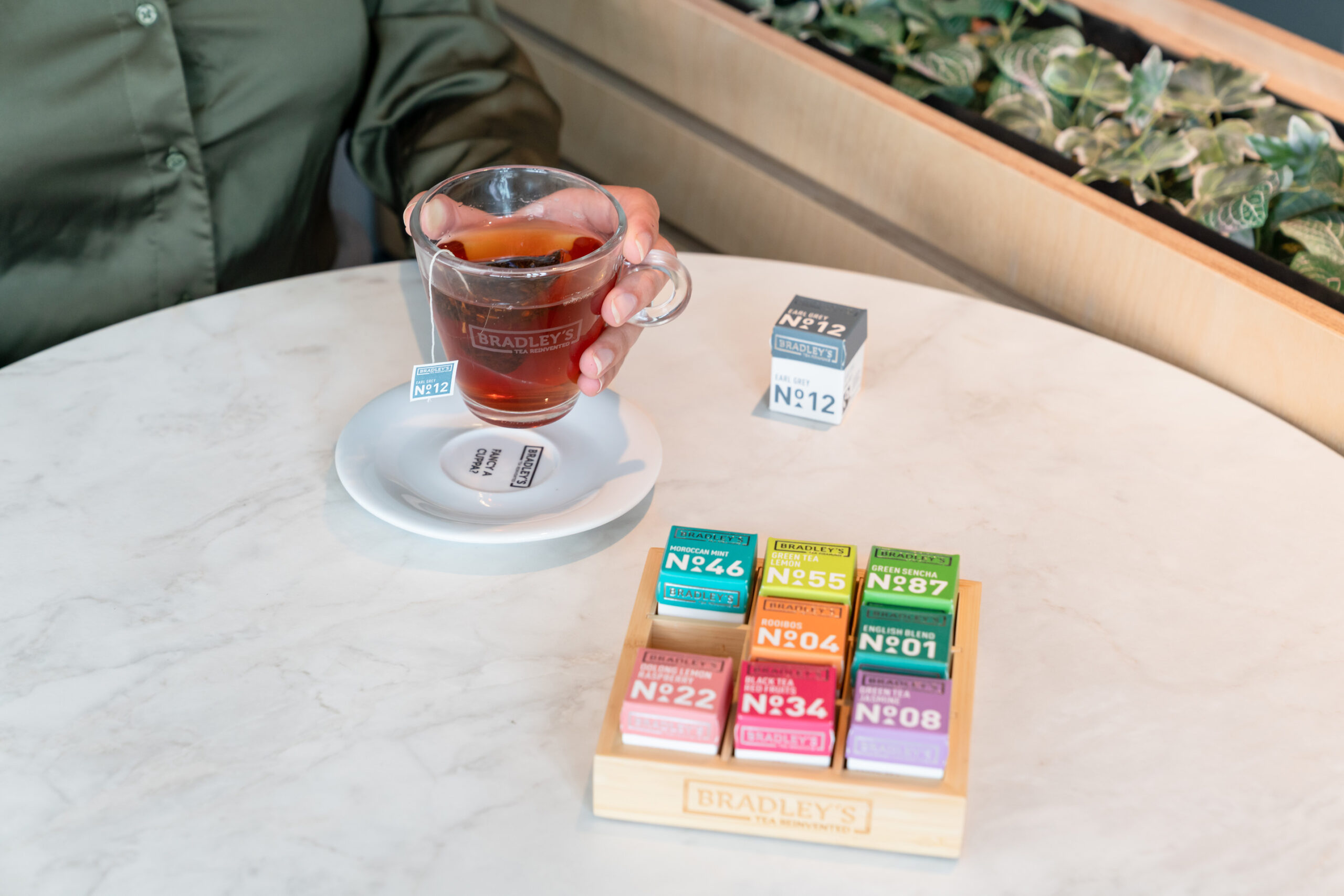 Bradley’s thee geserveerd tijdens een hotelontbijt met croissants en vers fruit.