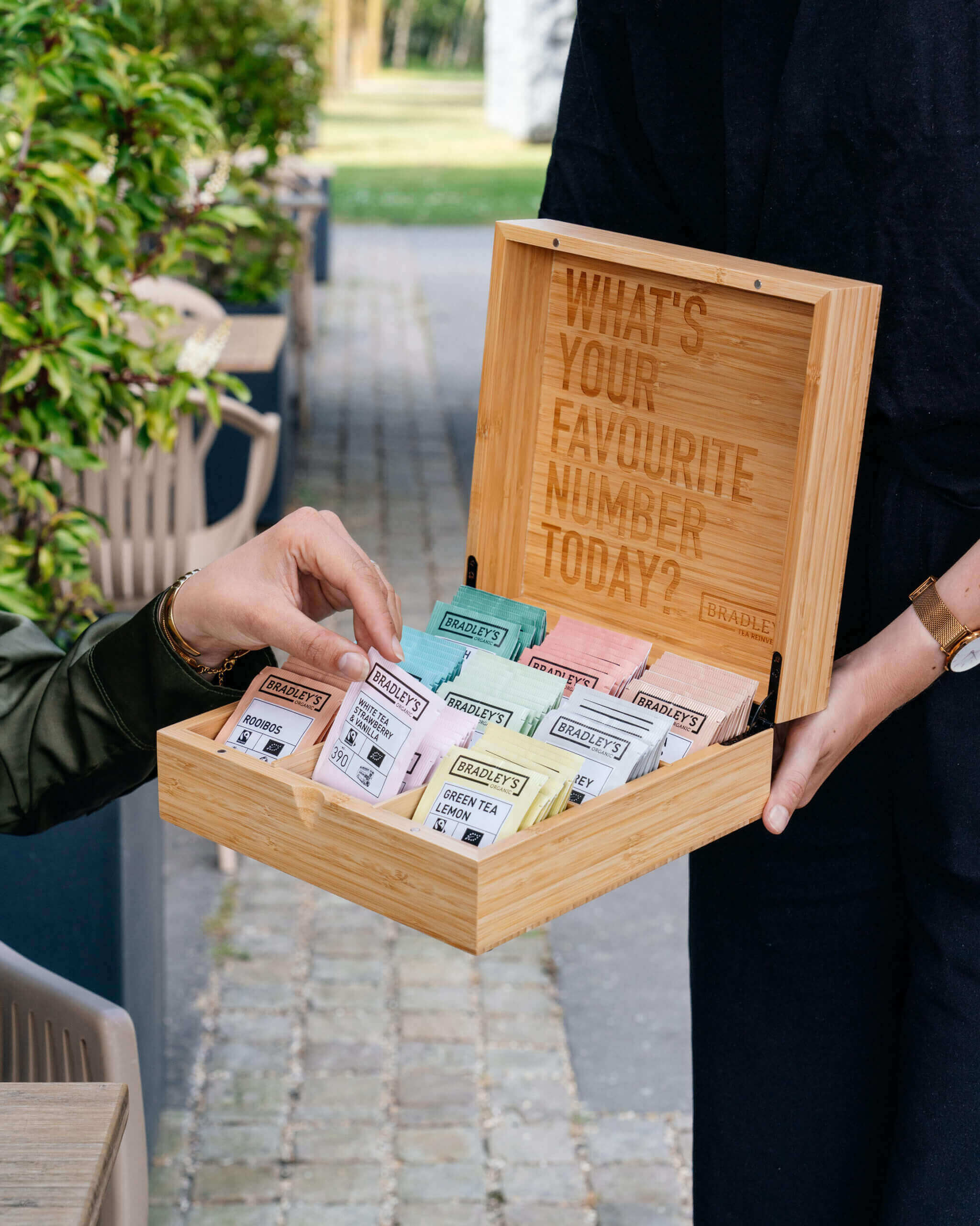 Bradley's organic theekist serveren